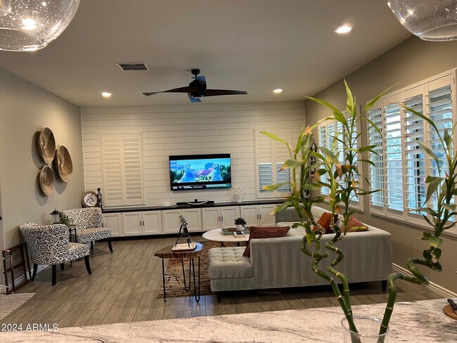Building Photo - 3318 E Los Gatos Dr