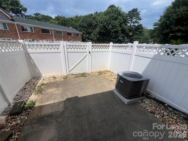 Building Photo - 1336 Green Oaks Ln