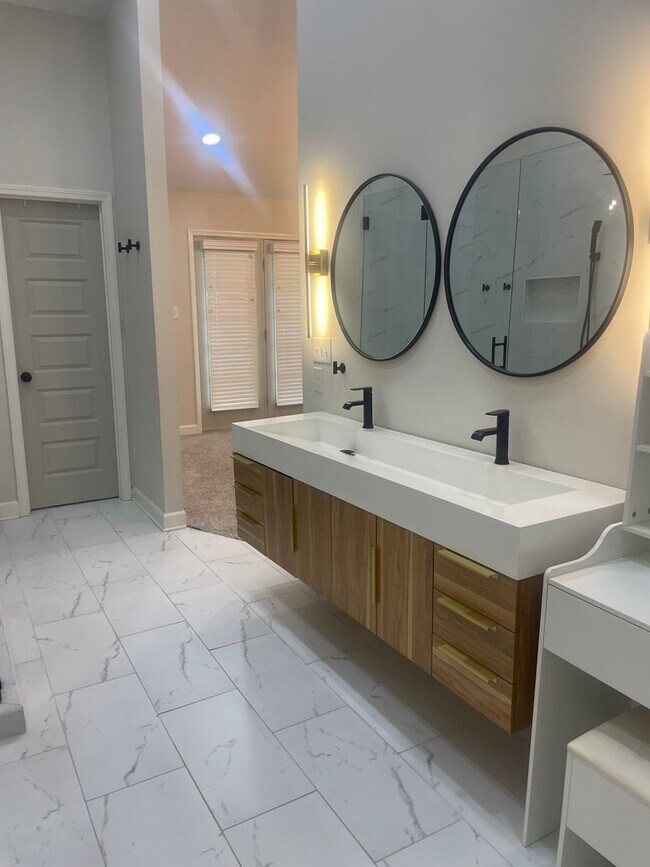 Building Photo - Knoxville 37918 - 2 bedroom, 2.5 bath Townhome - Contact Lisa Vineyard & Shannon Russell (865) 21...