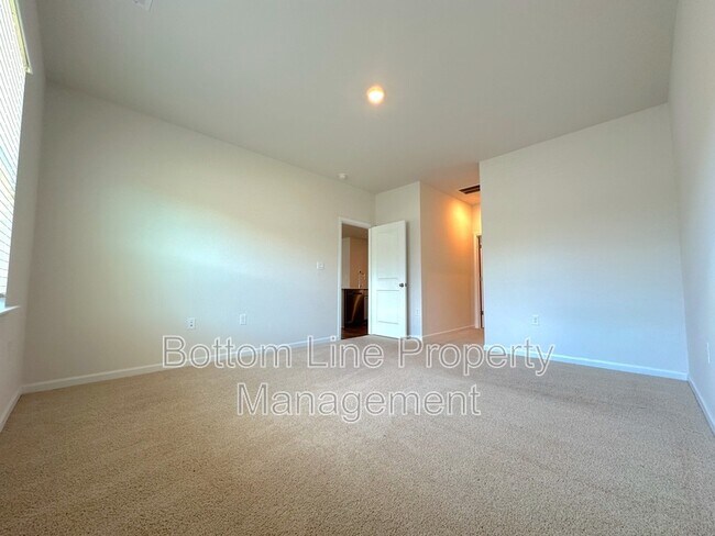 Building Photo - 211 Dogwood Crk Dr