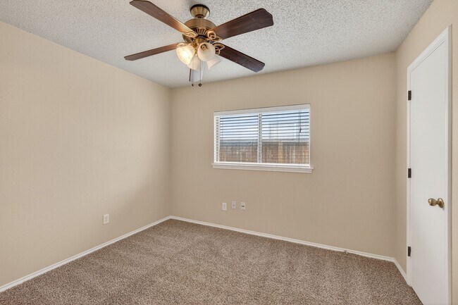 Building Photo - 10526 Bluegrass Pond