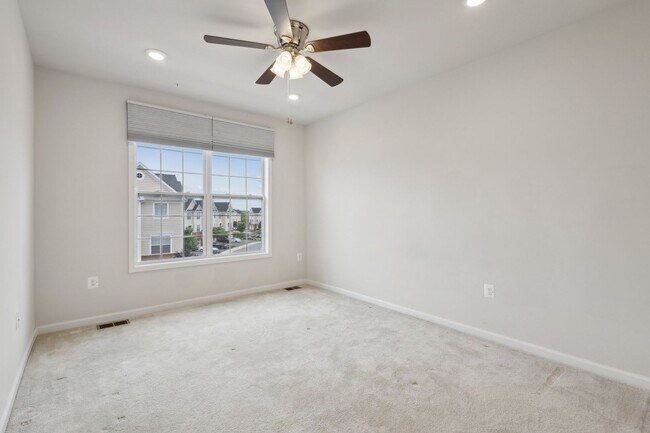Building Photo - Beautiful end-unit condo townhome located ...