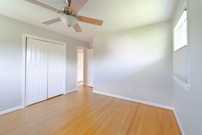 Building Photo - Spacious Split-Level with In-Law Suite & B...