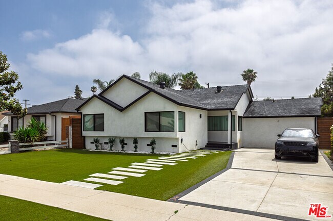 Building Photo - 6610 Farralone Ave