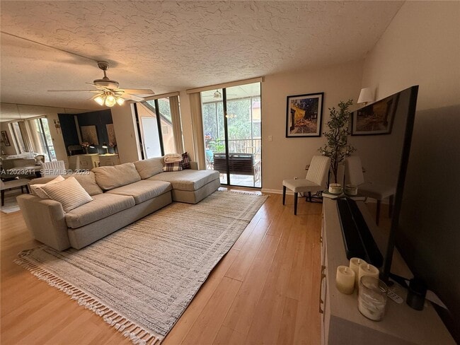 Building Photo - 450 Commodore Dr