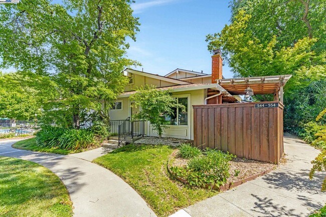 Building Photo - 544 La Copita Ct
