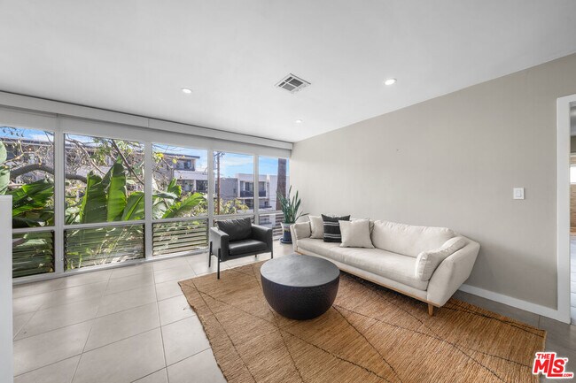 Building Photo - 1145 Larrabee St