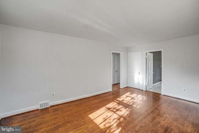 Building Photo - 601 N Oak St