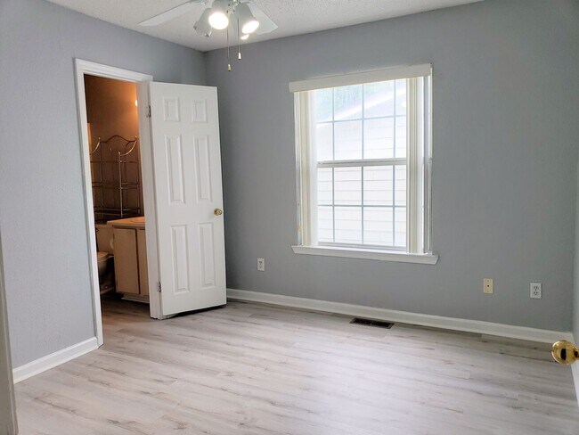 Building Photo - 3 bedroom townhome for rent in NE Tallahassee, wood floors, fenced yard available for a move in r...