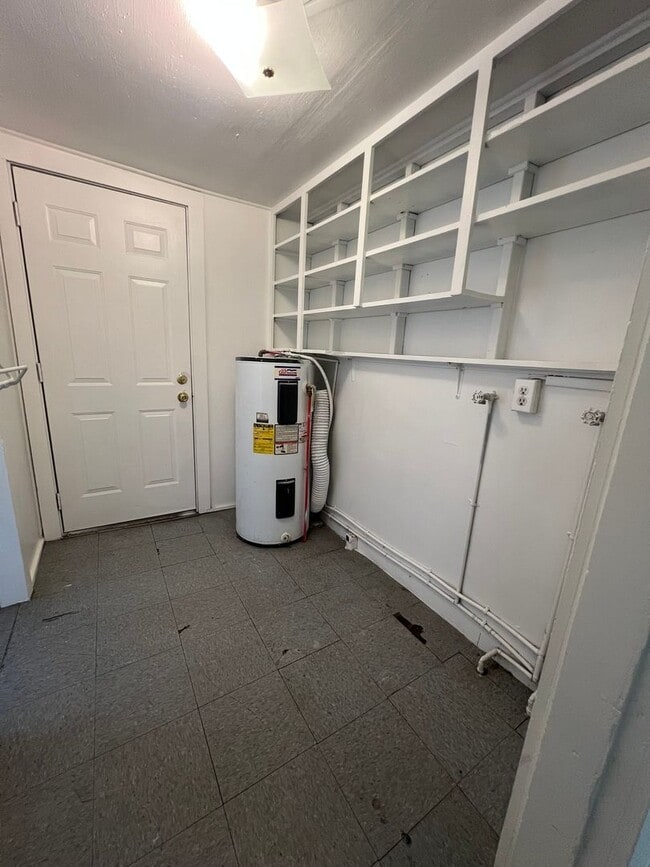 Building Photo - 2 Bedroom, 1 Bathroom Home - Located in St...