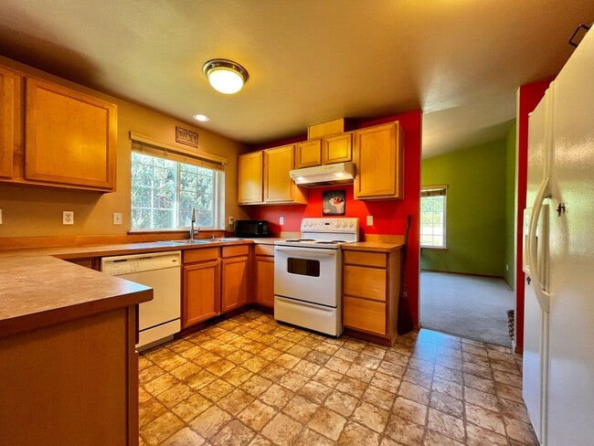 Building Photo - Peaceful Hansville Home with Plenty of Room