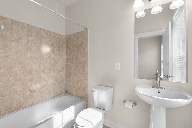 Building Photo - 3 Bed 4.5 Bath - Downtown Crown Townhouse ...