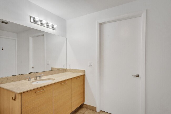 Building Photo - 1 bedroom and 1 bath condo located east side of Biscayne Blvd Miami Florida