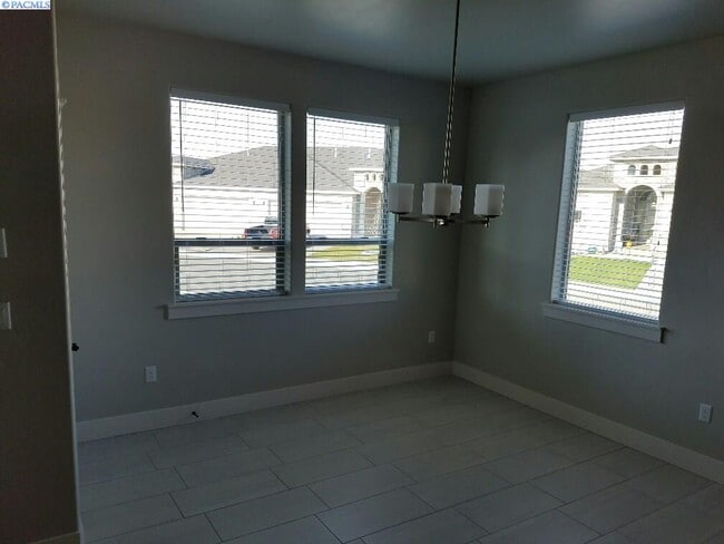 Building Photo - Newer Construction Townhouse in Horn Rapids