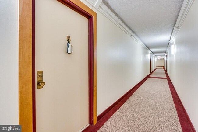 Building Photo - 2300 Pimmit Dr