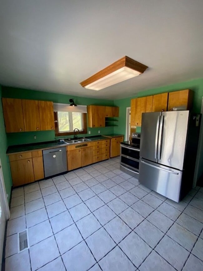 Building Photo - Charming 2 Bedroom Home with River Views i...