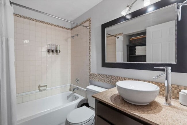 Building Photo - Cozy ONE-bedroom/loft style/Perry District...