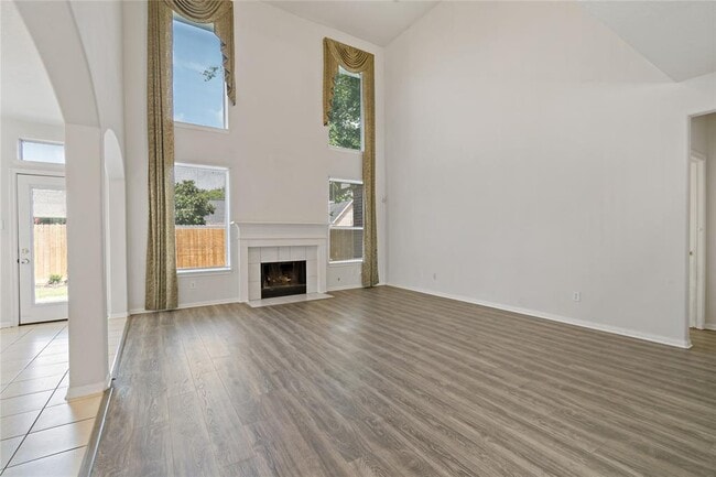 Building Photo - 1010 Sussex Trail