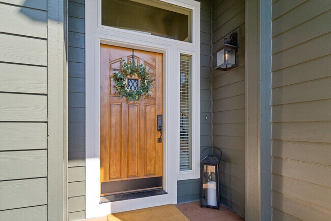 Building Photo - Wonderful, bright 4-bdrm/2.5-bath home. Lovely garden, deck views, great location