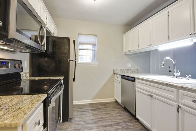 Building Photo - 3BR/3BA townhome with new painting and sta...