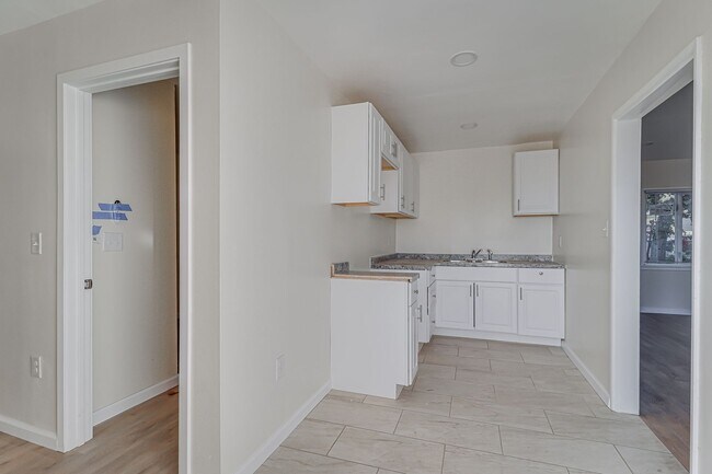 Building Photo - 2 bed 1 bath in Oildale!