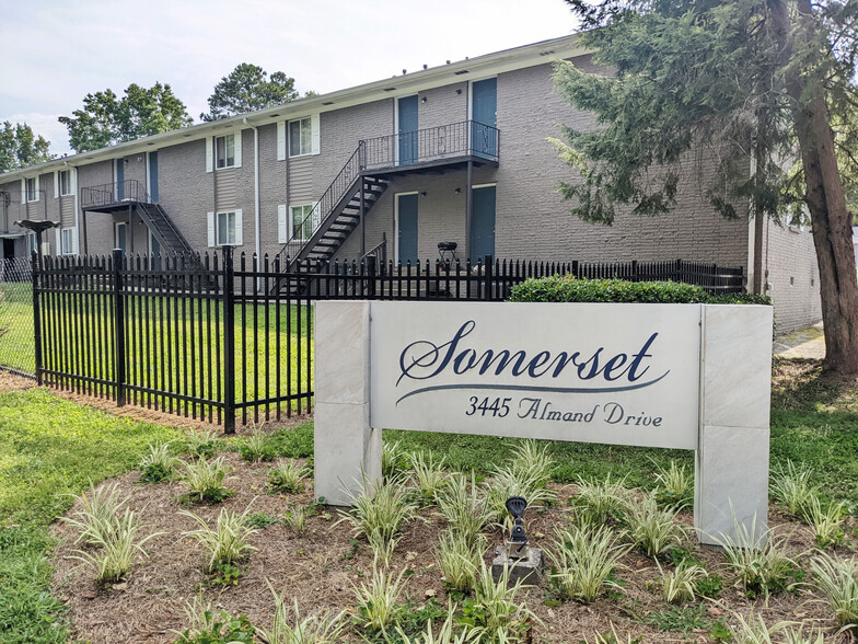 Front Entrance - Somerset Apartment