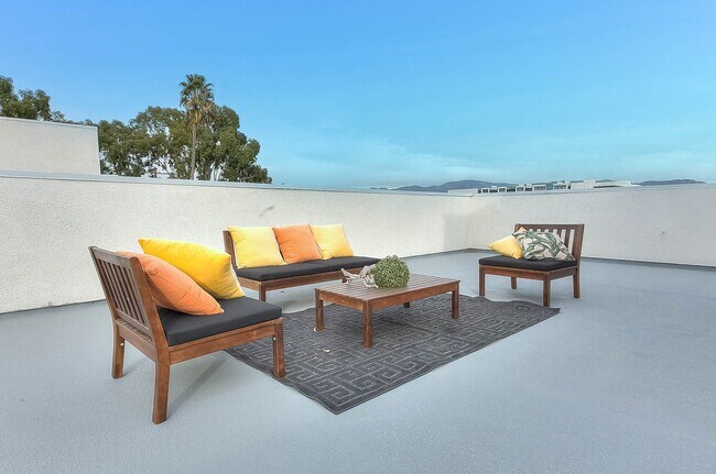 Building Photo - Luxury 2 & 4 Bed Townhomes in NoHo!