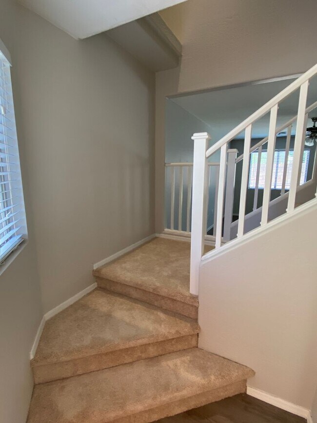 Building Photo - 4 Bedroom, 3 bath, two story with loft in ...