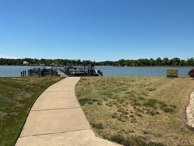 Building Photo - Quaint Waterfront Townhome in Beautiful Monroe's Landing