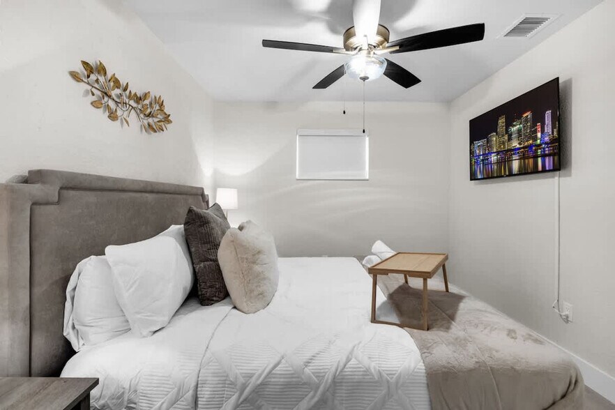 Building Photo - 6450 Perry St