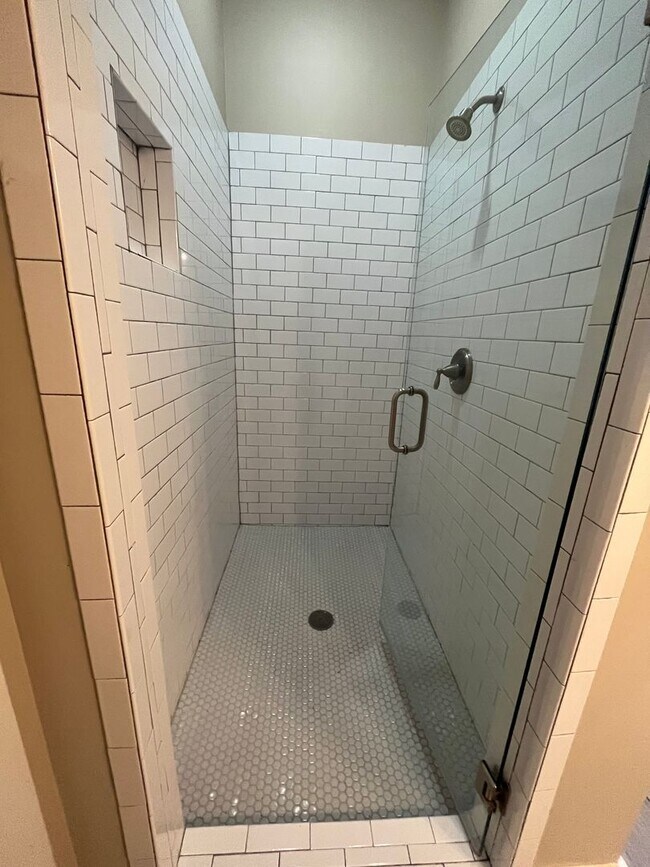 Building Photo - Spacious 3 Bed/2.5 Single Family Home in the Nations, Off Street Parking w Parking pad, Fenced Yard