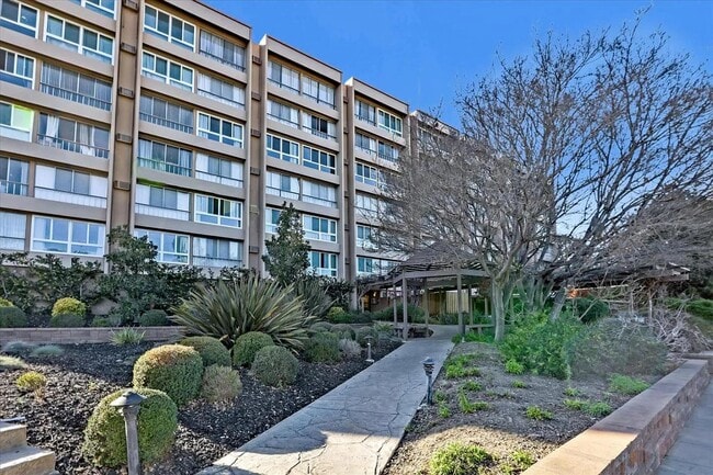 Building Photo - 1700 Civic Center Dr
