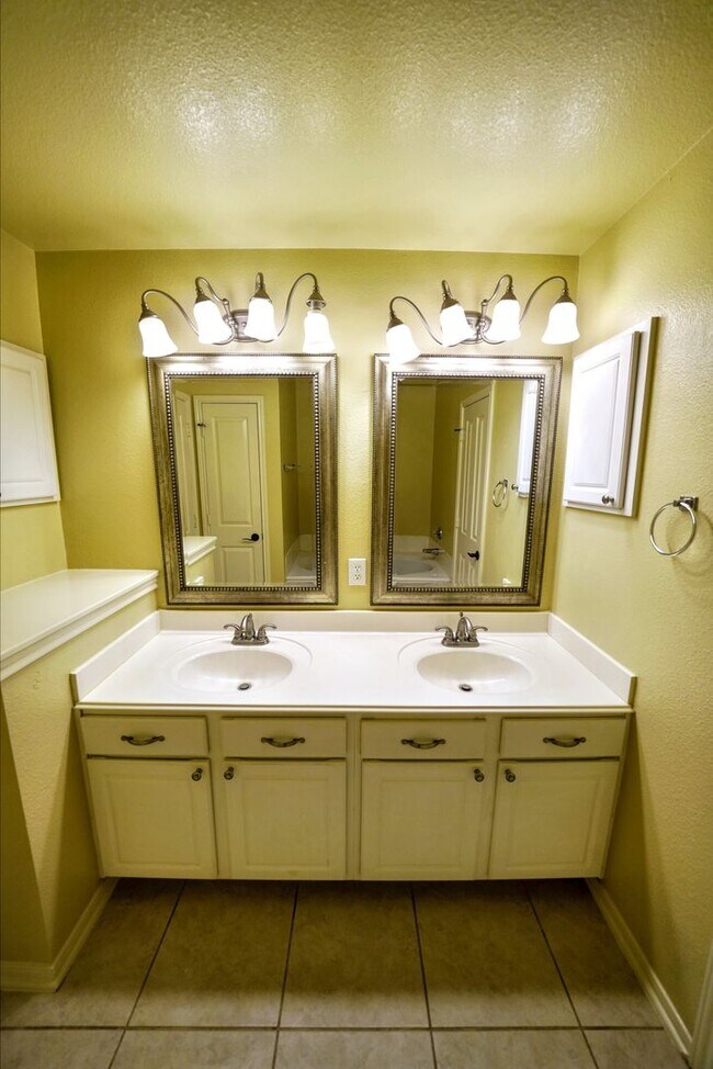 Building Photo - Beautiful Rental now available in Thistle Creek (Schertz) - 5 Bedrooms! Realtor Commission: $750