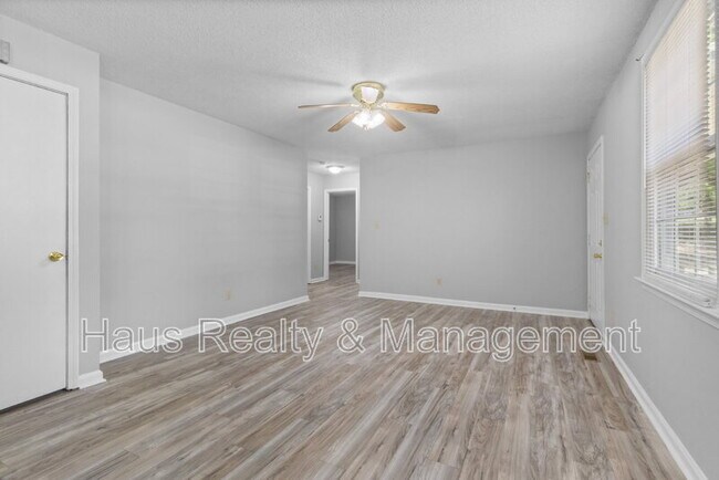 Building Photo - 518 Aspen Dr