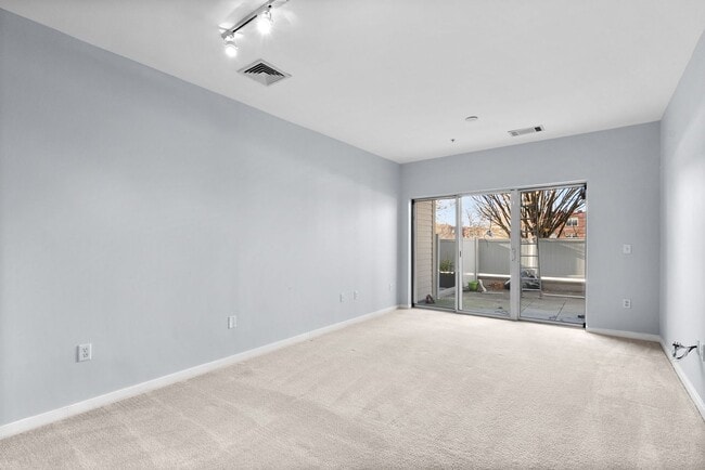 Building Photo - 1 Bed and Den 1 Bath - Silver Spring Condo - Garage Parking Space