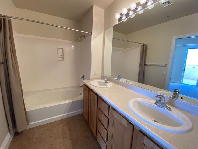 Building Photo - FABULOUS 4TH FLOOR CONDO IN GATED COMMUNIT...