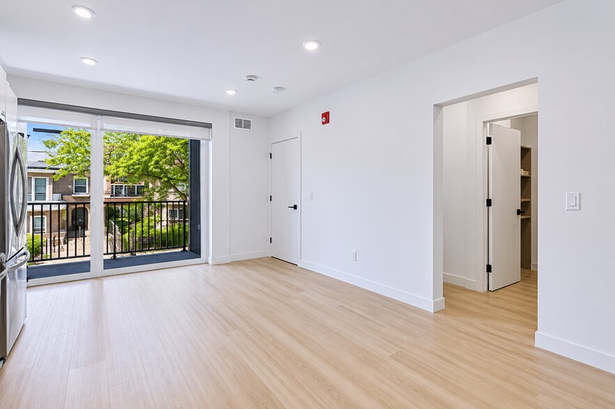 Building Photo - 948 W Sunnyside Ave