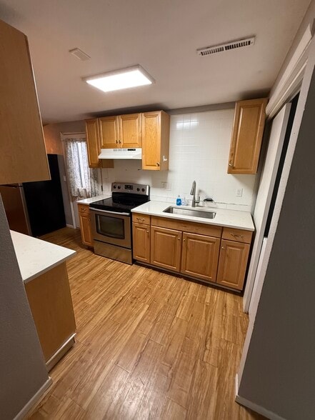 Building Photo - 1917 Oakwood Dr