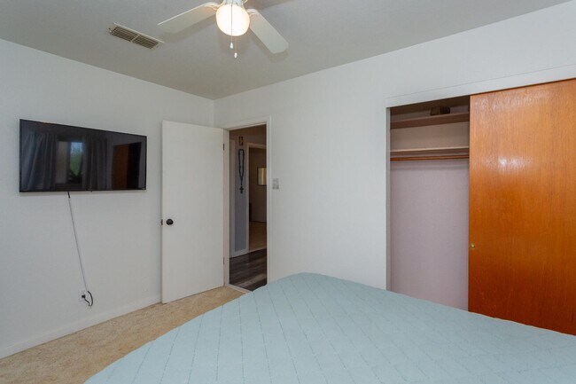 Building Photo - 313 Robins Dr