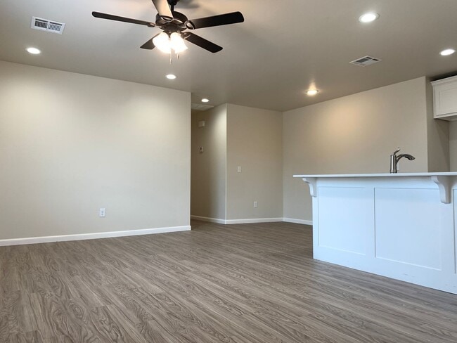 Building Photo - 3 bedroom duplex in Newcastle!