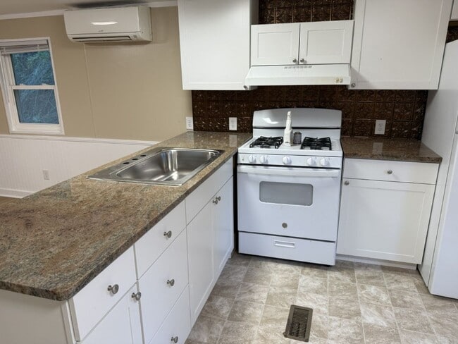 Building Photo - $1,800 - 2 Bedroom / 1 Bath Mobile Home Sitting on the Tuckasegee River