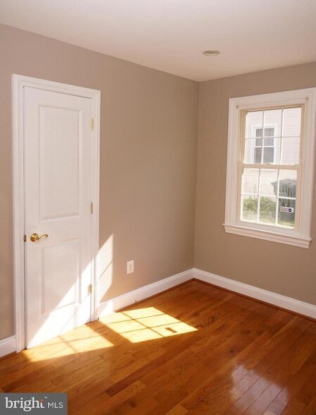 Building Photo - 923 Lewis Ave