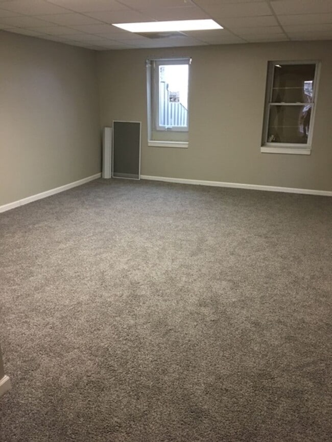 Building Photo - 3bedroom/1 bath apartment -upstairs above ...