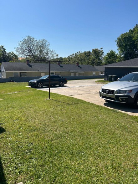 Building Photo - 2451 Gervais St