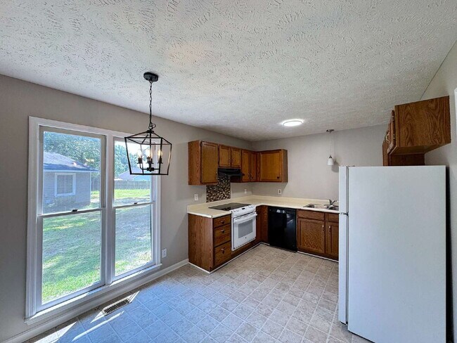 Building Photo - Beautiful Three Bedroom Home!