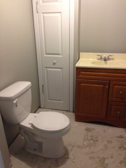1/2 Bathroom - 5107 Keystone St