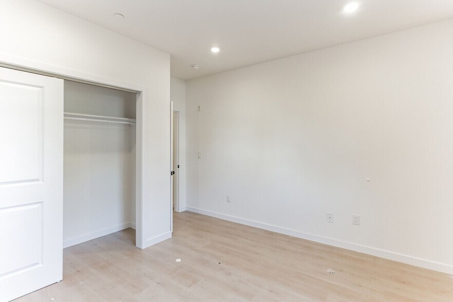 Building Photo - 812 N Holly St