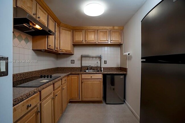 Building Photo - 606 W 81st St