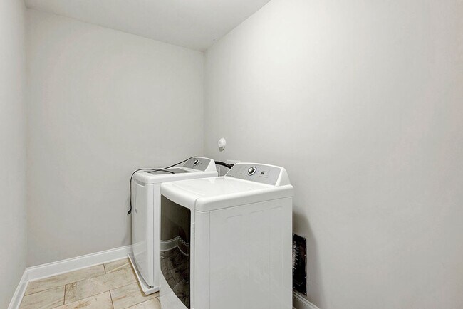 Building Photo - MOVE IN READY! – Gorgeous 4BR/4BA Townhome in Villages of Apex, 1 mile to DT Apex!