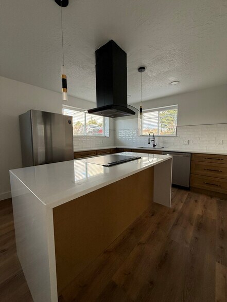 Building Photo - 1546 E 700 S